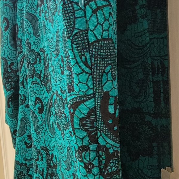 Beautiful, lined shape enhancing dress New without tags - Picture 4 of 5